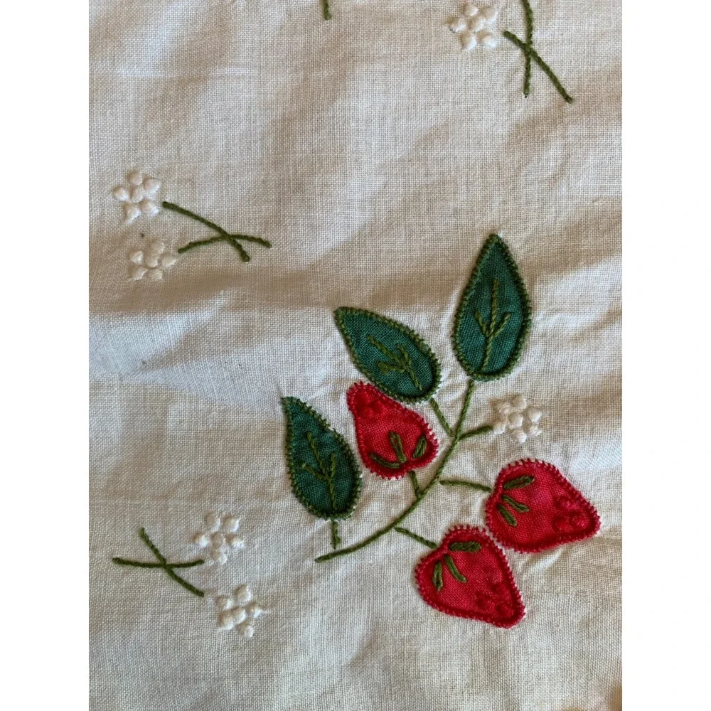 Vintage Embroidered Strawberry Scalloped Edge Table Runner White Red Green